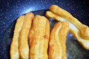 香软小油条的制作方法（传统美味，香酥可口的小油条）
