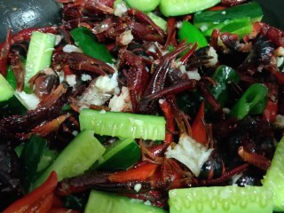 美味宵夜小龙虾,炒20秒左右放入小龙虾爆炒