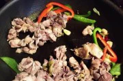 用铁锅轻松烹饪香辣鸡胗(学会这几招,做出口感鲜美的鸡肠小吃)