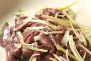 蒜汁猪肝的做法(一道美味又营养的家常菜)