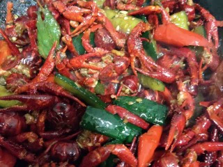 美味宵夜小龙虾,加入约15ml水