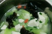 丝瓜木耳蛋花汤——营养丰富的夏日清汤（夏日必备清凉汤，口感鲜美，滋润健康）