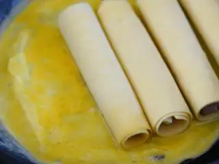 抱蛋千张卷—看世界杯没有宵夜怎么行,快速放入千张卷,表面刷一层油。