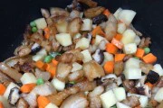 五花肉土豆焖饭的制作方法(香气四溢,口感绵软,快来试试吧!)