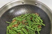 油焖豇豆的做法(一道简单易学的家常菜)