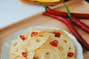 学会以香肠炒藕片,让你的味蕾大饱口福!(家常小炒菜,快手料理,香肠与藕片的绝佳搭配!)