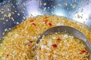如何制作美味的蒜蓉酱(掌握蒜蓉酱的窍门,让菜肴更加美味)