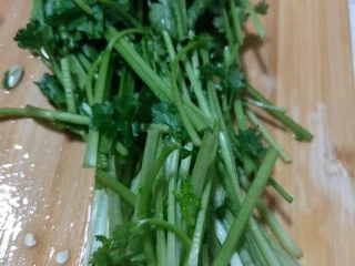 美味宵夜小龙虾,香菜切段备用