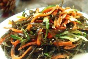 以海带丝为主材，搭配香醇蒜茸，口感独特（以海带丝为主材，搭配香醇蒜茸，口感独特）