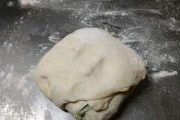 尝鲜烫面葱花千层饼(自制美味,一口咬下葱香四溢)