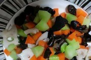 美味可口的以什锦藕丁做法（以藕为主料，佐以多种食材烹饪出的营养丰富、口感独特的菜品）