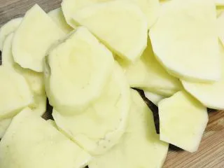 宵夜嗨起来—自制美味花甲粉,土豆洗净去皮切片