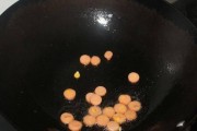 三秒钟轻松剥火腿肠(快速美味的小技巧,让你轻松剥下火腿肠的外皮)