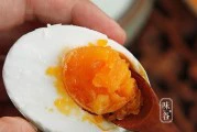 淹咸鸭蛋,口感美味又营养(家庭制作秘诀大揭秘)