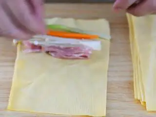 抱蛋千张卷—看世界杯没有宵夜怎么行,千张洗干净切开,放入金针菇、胡萝卜、葱、培根。