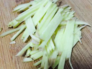 宵夜嗨起来—自制美味花甲粉,姜切丝