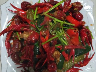 美味宵夜小龙虾,装盘