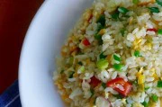 美味又健康的蔬菜蛋炒饭(以新鲜蔬菜为主料,简单又实惠的家常菜)