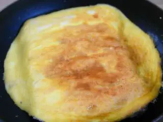 抱蛋千张卷—看世界杯没有宵夜怎么行,翻面再煎2分钟即可。