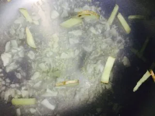 宵夜嗨起来—自制美味花甲粉,水开后加入蒜泥汁、姜丝