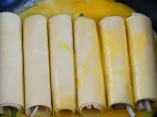 抱蛋千张卷—看世界杯没有宵夜怎么行,淋入另一半蛋液,小火煎约2分钟翻面。