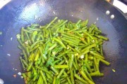 美食餐桌上的经典搭配——蒜香番茄浇豇豆(简单易学,健康美味,尝鲜不容错过)