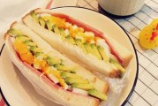以西瓜皮鸡蛋三明治为食,营养又美味(以西瓜皮为原料的创意三明治,更健康更美味)