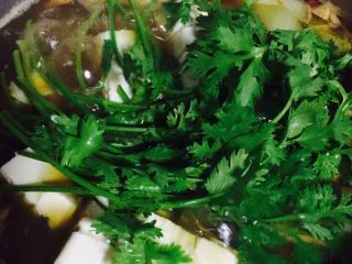 宵夜嗨起来—自制美味花甲粉,等锅内食材煮熟后，下嫩豆腐和香菜，小火继续煮开一分钟即可