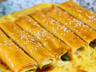 抱蛋千张卷—看世界杯没有宵夜怎么行,撒上少许白芝麻就完成啦。