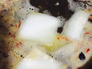 宵夜嗨起来—自制美味花甲粉,锅底煮两分钟后下冬瓜、土豆，花甲，粉丝继续炖煮，然后加入豆瓣酱、蚝油调味。