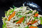 香炒白玉菇,鲜香可口的美味佳肴(用白玉菇为主材料,调味丰富,让你吃出不一样的风味)
