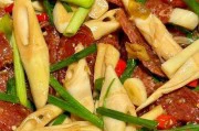 香肠炒芦笋，健康美味的家常菜（用香肠增添味道，简单易做的美食享受）