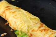 手抓饼卷的做法(一步一步教你制作美味可口的手抓饼卷)