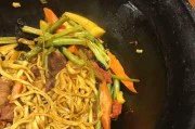 美味可口的铁锅排骨焖面(家常美食,营养均衡,健康食材)