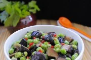 鲜香菇炒豌豆荚，美味健康一道素菜（以蘑菇的鲜味和豌豆荚的清爽，让你尝到绝妙的味觉体验）