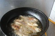 口感鲜美的酥炸鲫鱼做法(烹制美味酥炸鲫鱼的秘诀,让您开胃又养颜)