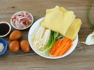 抱蛋千张卷—看世界杯没有宵夜怎么行,【主料】:千张 2张|鸡蛋 3只|培根 2片|胡萝卜 适量|金针菇 适量 【辅料】:烧肉汁 适量|白芝麻少许|