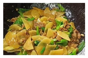 一道美味又简单的家常菜——土豆片炒瘦肉（做法简单，味道美妙）