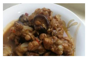 鸭腿炖香菇的家常做法（营养美味，简单易学）