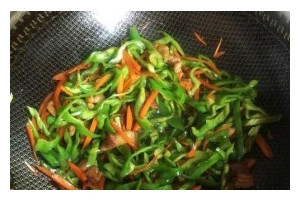 一道简单易学的青椒肉丝炒面（用新鲜蔬菜，口感丰富，营养均衡）