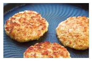 一口香甜的土豆鸡蛋小肉饼（金黄酥脆的美味滋味，土豆与鸡蛋的完美组合）