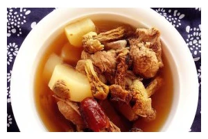 美味清香的香菇木耳炖排骨做法（家常菜谱，营养丰富，味道鲜美）