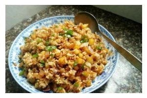 学会用土豆丝炒出美味的鸡蛋炒饭（口感Q弹，营养丰富的健康主食）
