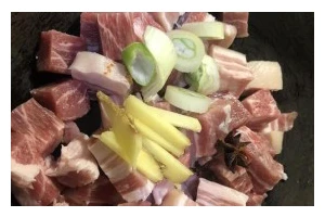 五花肉梅干菜馅的做法（口感鲜美的家常小笼包）