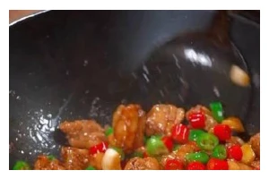 双椒粉丝煲，口感鲜香爽口（家常烹饪，营养美味，享受美食的完美选择）
