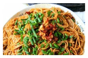 手把手教你制作美味的香葱干拌面（一道简单又美味的家常面食）