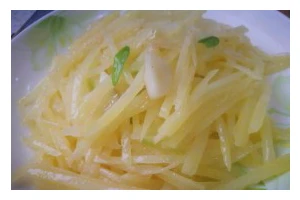 咸蛋黄炒土豆丝（美味可口、口感丰富、富含营养、易于制作）