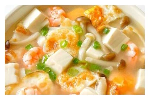 健康美味，轻松烹制——以西红柿白玉菇豆腐汤为主题的烹饪教程（营养丰富，味道清爽，健康饮食的好选择）