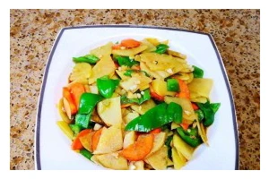美味瘦肉炒土豆片（健康营养家常菜，脆嫩口感让你回味无穷）