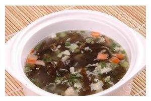 爽口美味的肉末豆腐紫菜汤（用简单的食材，做出美味佳肴；营养丰富，味道鲜美。）